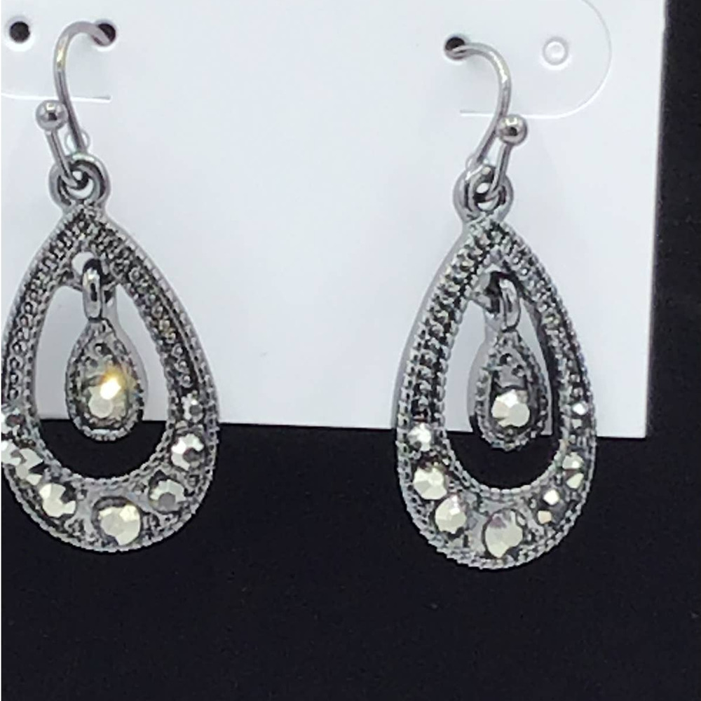 Clack & Silver Tear Drop Rhinestone‎ Earrings